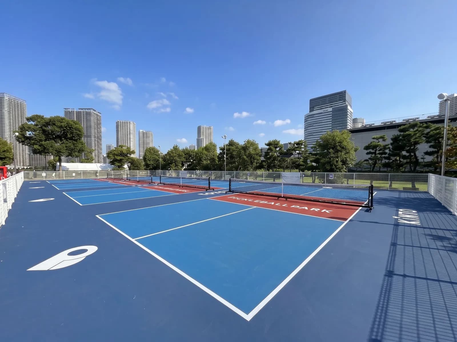 豊洲のビル群を背にした屋外のピックルボールコート
