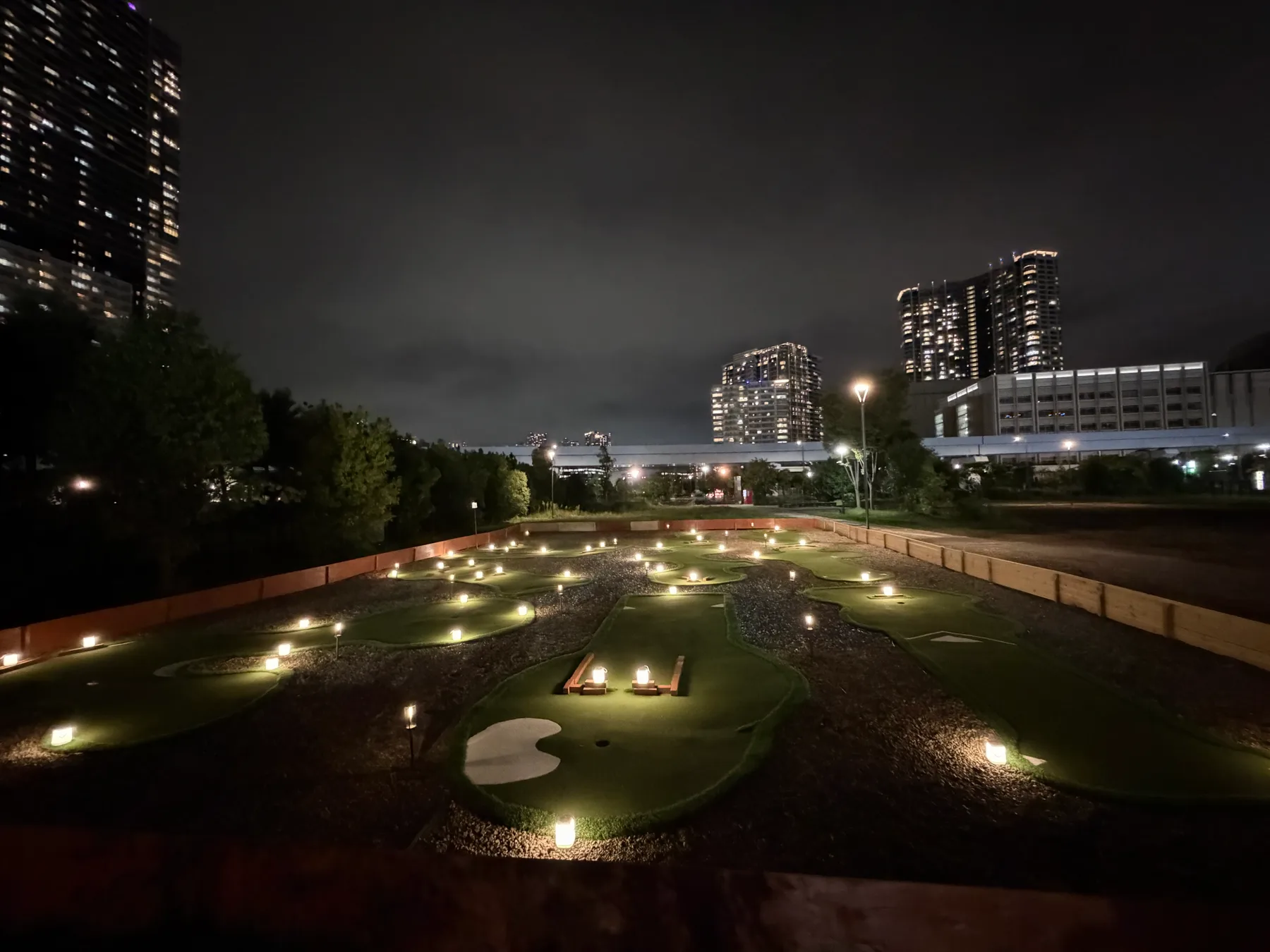 小さな灯りが各ホールを照らす夜のパターゴルフコース
